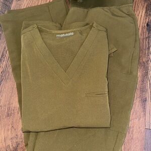 Mandala green S one pocket top and S 9 pocket cargo scrub pants